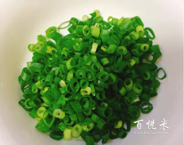 西式糕點(diǎn),香蔥,蘇打餅干的制作方法,低熱量,酥脆味道還不錯(cuò)